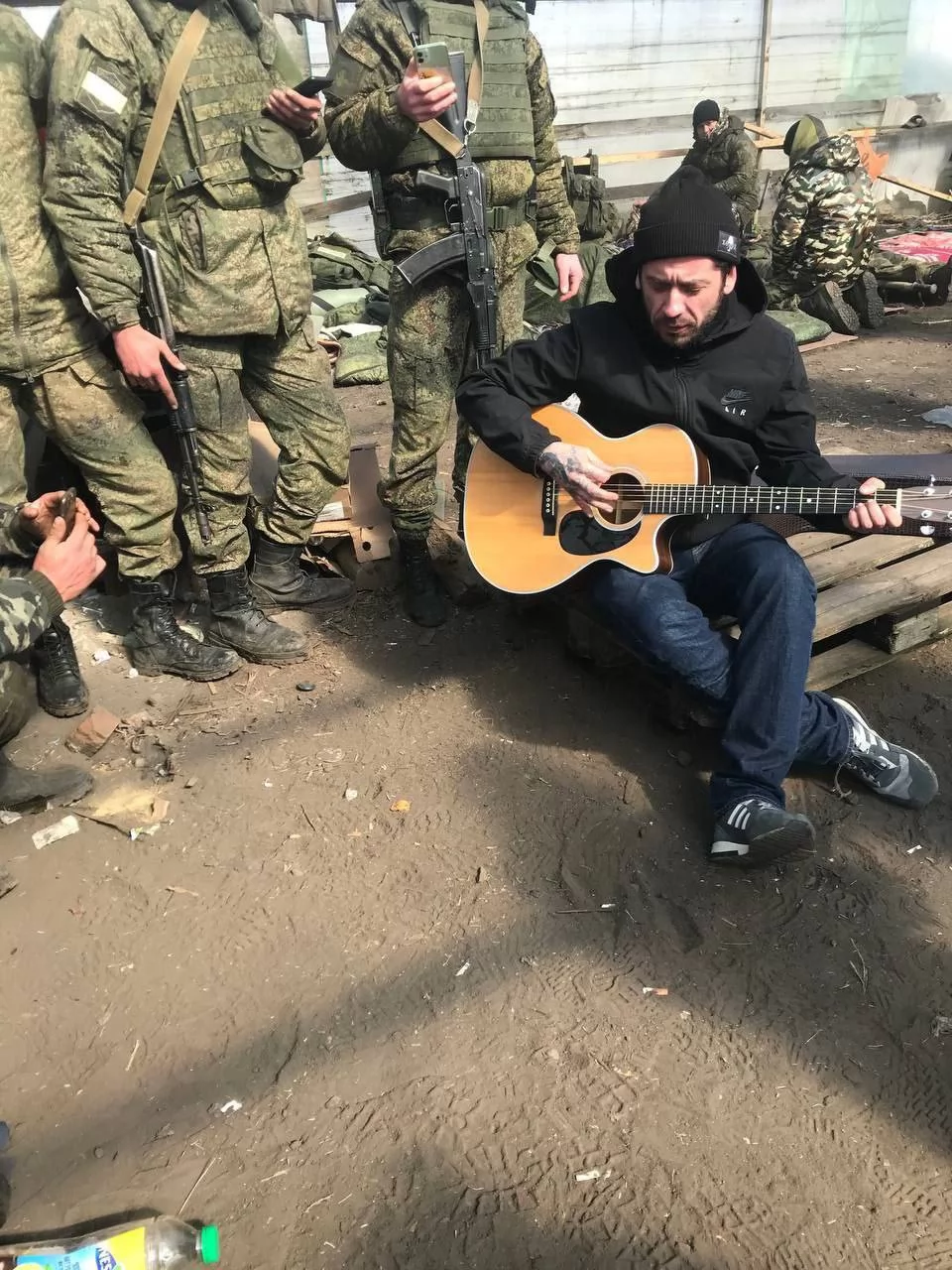 Стас Старовойтов выступает перед боевиками Стас Старовойтов выступает перед боевиками