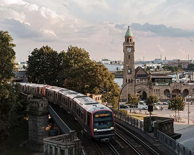 Вид на поезд Hamburg Hochbahn и башню с часами Ландунгсбрюке сверху Вид на поезд Hamburg Hochbahn и башню с часами Ландунгсбрюке сверху