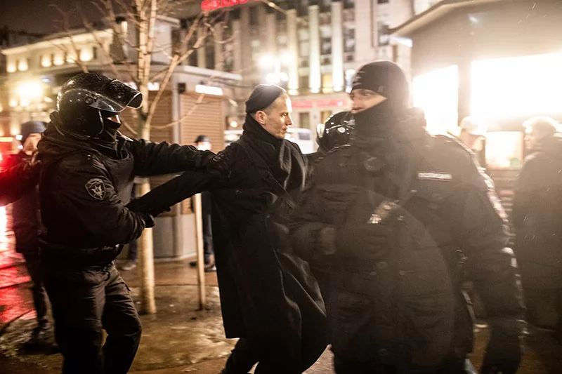 Арешт Комягіна за участь в антивоєнному мітингу Арешт Комягіна за участь в антивоєнному мітингу
