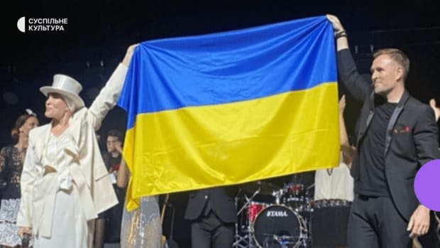 Лайма Вайкуле с украинским флагом в поддержку Украины Лайма Вайкуле с украинским флагом в поддержку Украины